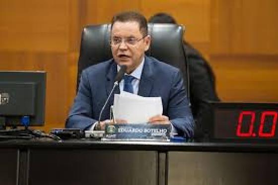 Botelho descarta ida ao TCE e critica rumores nos bastidores políticos